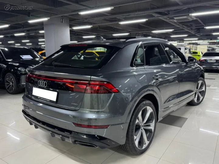 아우디 Q8 55 TFSI 콰트로 프리미엄 썸네일 2