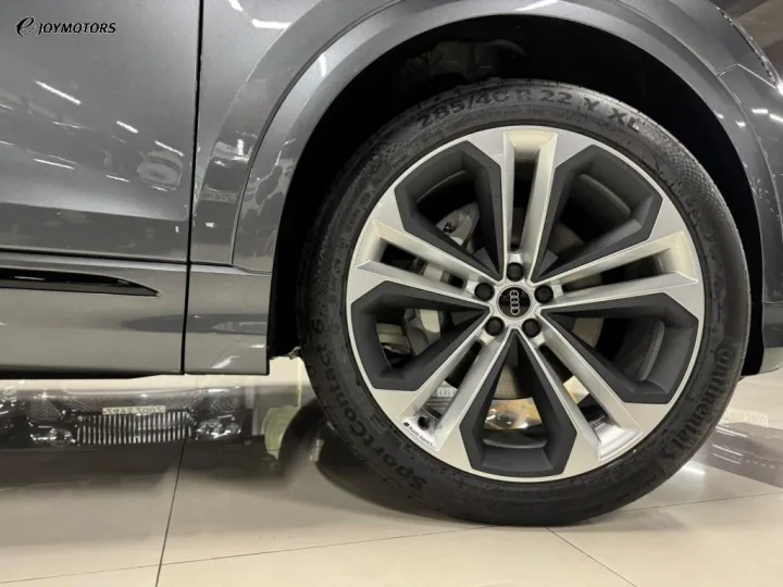 아우디 Q8 55 TFSI 콰트로 프리미엄 썸네일 4