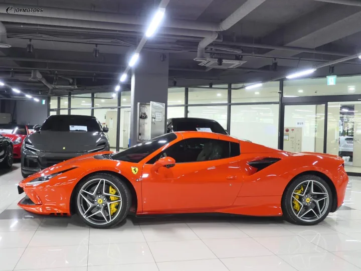 페라리 F8 스파이더 3.9 V8 썸네일 3