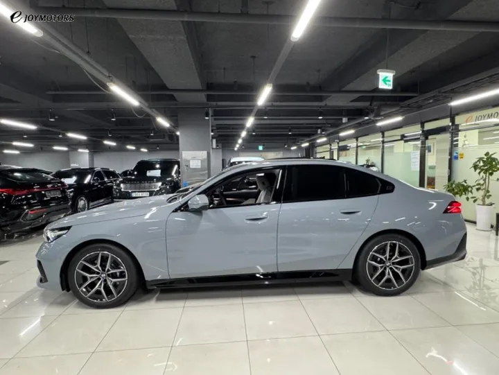 BMW 5시리즈 523d xDrive M 스포츠 썸네일 2