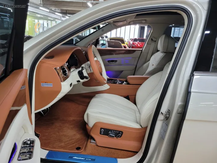 벤틀리 벤테이가 4.0 V8 아틀리에 에디션 썸네일 8