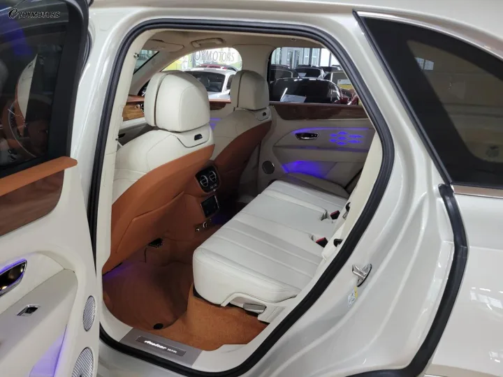 벤틀리 벤테이가 4.0 V8 아틀리에 에디션 썸네일 9