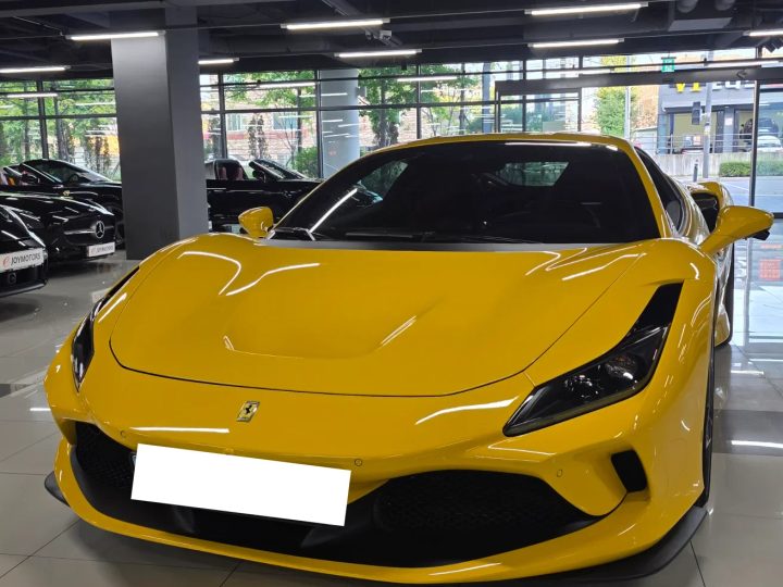 페라리 F8 트리뷰토 3.9 V8